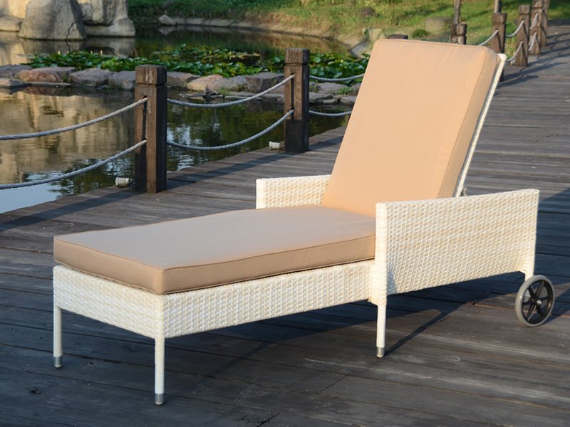 Lounge Rotan Luaran dengan dua roda, Rotan Daybed Tangan, Kerusi Rattan Poolside YQ-RB-426